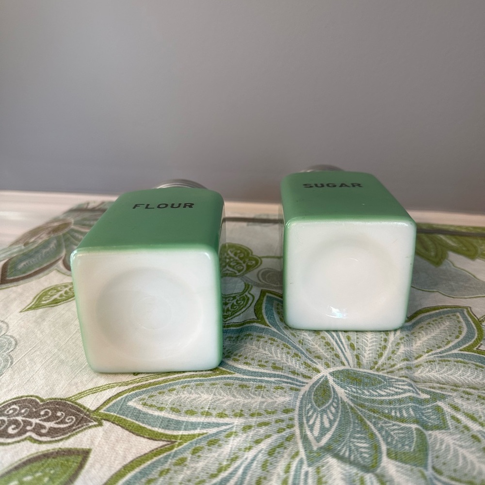 Vintage Jadite Flour and Sugar Shakers - Picture 5 of 6